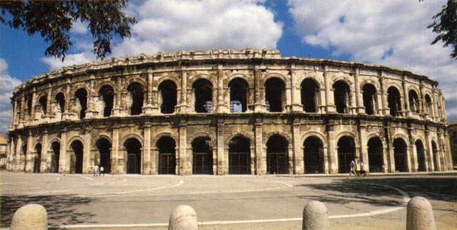fig.6 - Vue extérieure de l'amphithéâtre de Nîmes.
