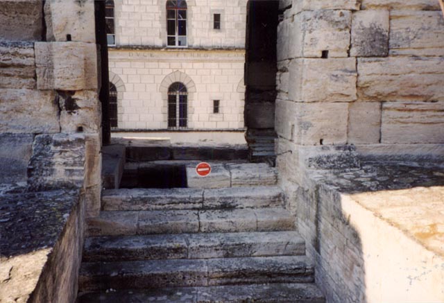 fig.21 - Escalier menant de l'entresol au premier étage et système de balisage.